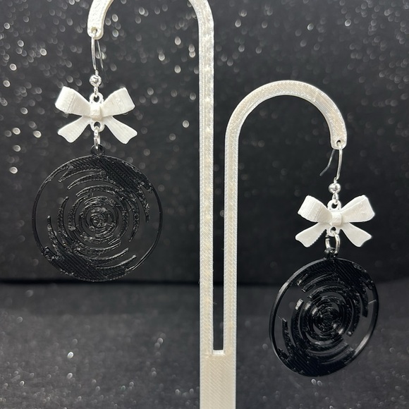Black and White Swirl Earrings - Picture 5 of 5